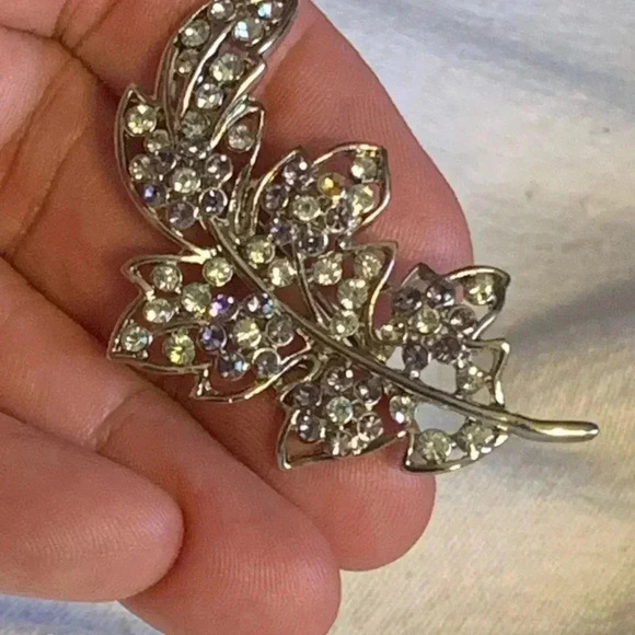Silvertone leaf motif with faceted glass beads - Picture 5 of 6